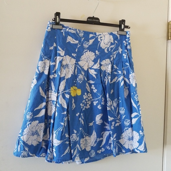 Old Navy Dresses & Skirts - Blue and white floral skirt from Old Navy